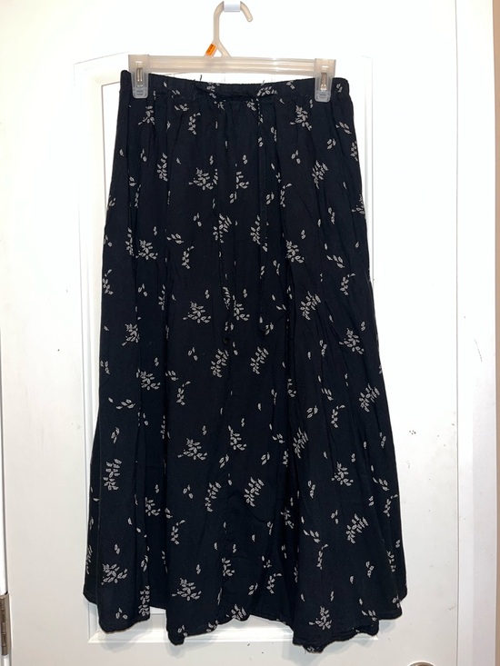 Dresses & Skirts - Black Floral Midi Skirt